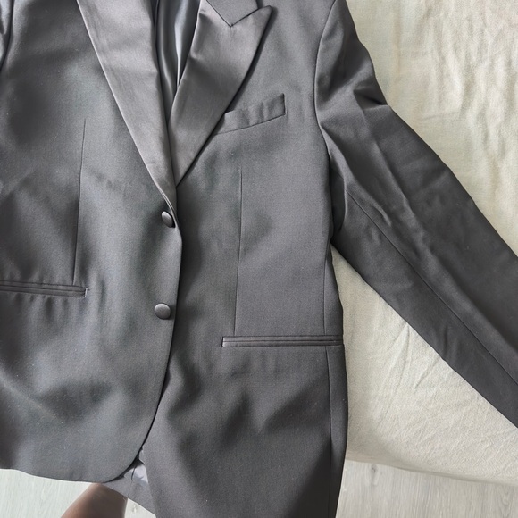 Zara Black Blazer with Structured Shoulders and Tailored Fit